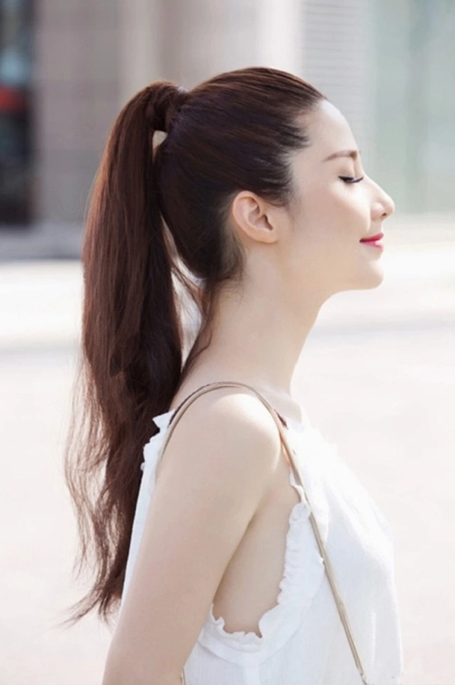 Cô gái với kiểu tóc ponytail cao