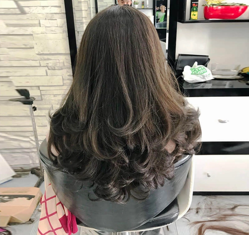 Cô gái với kiểu tóc uốn lọn đuôi phù hợp nhiều khuôn mặt