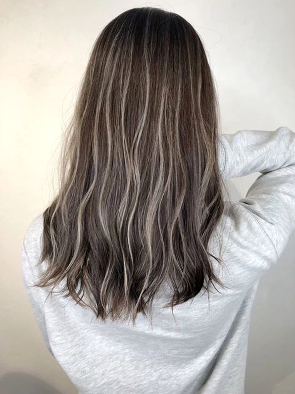 Cô gái với mái tóc highlight ombre ấn tượng