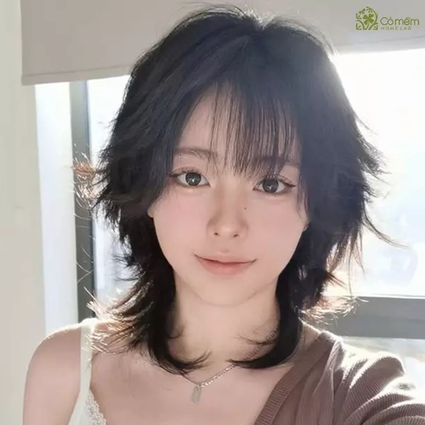 Cô gái với mái tóc mullet layer ngắn cá tính