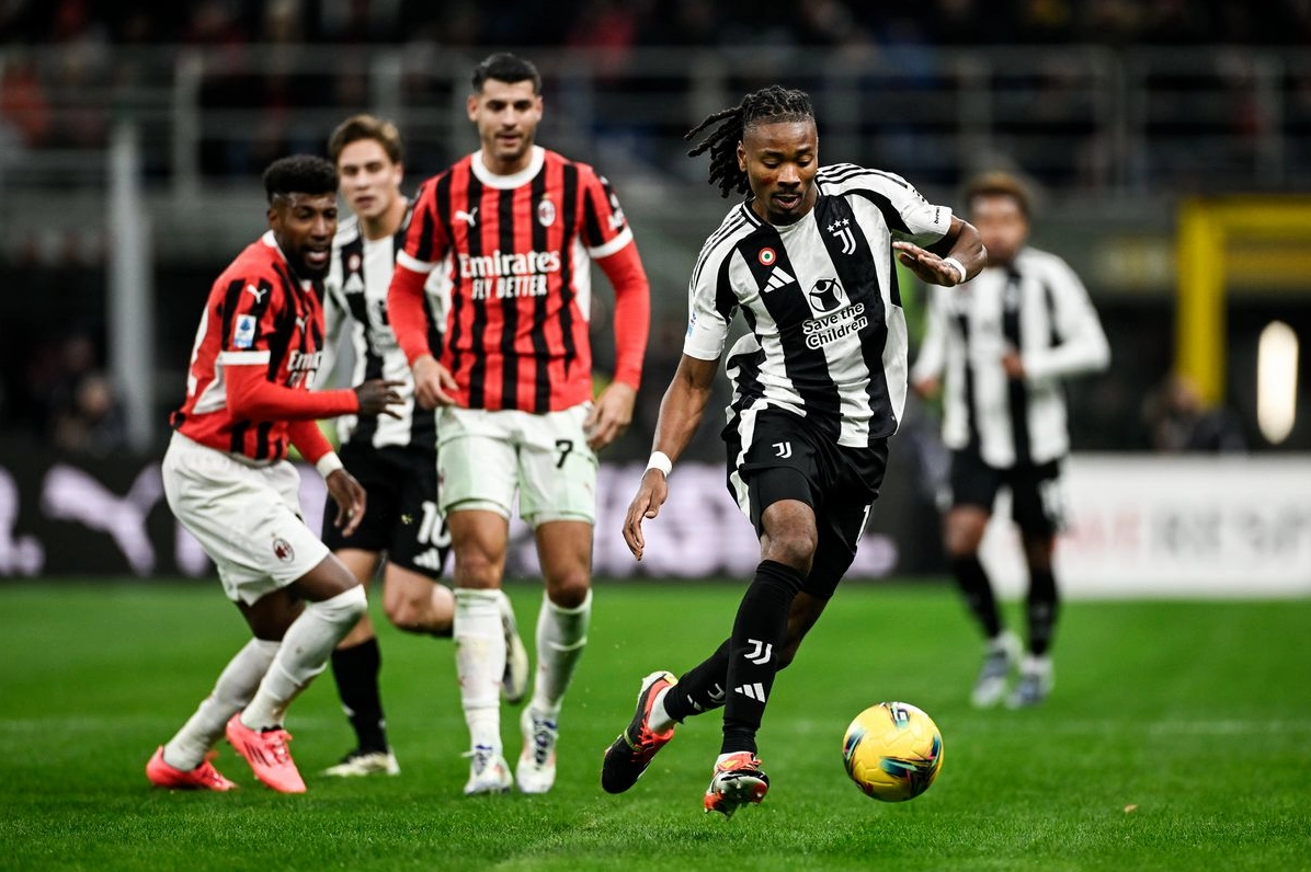 Cổ động viên Juventus và AC Milan trên khán đài