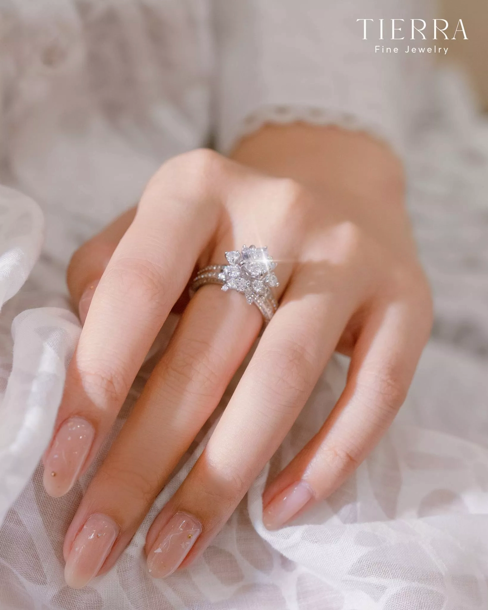 Con gái đeo nhẫn ngón giữa là một xu hướng thời trang
