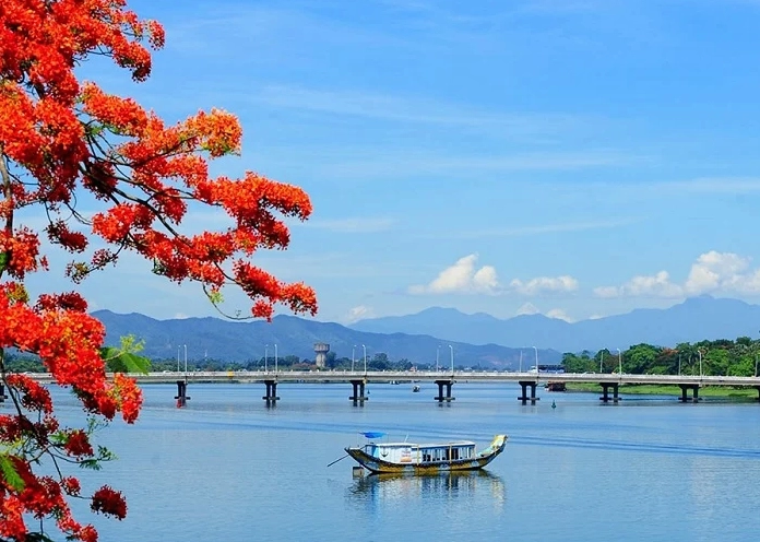 Con thuyền rồng lướt trên sông Hương lúc hoàng hôn