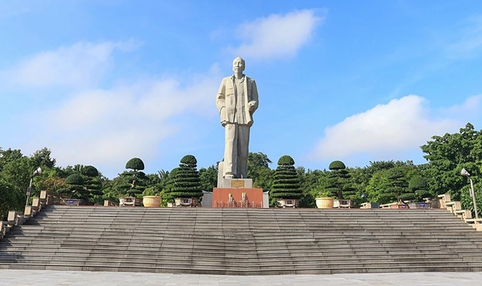 Cổng làng Sen - Quê nội của Chủ tịch Hồ Chí Minh