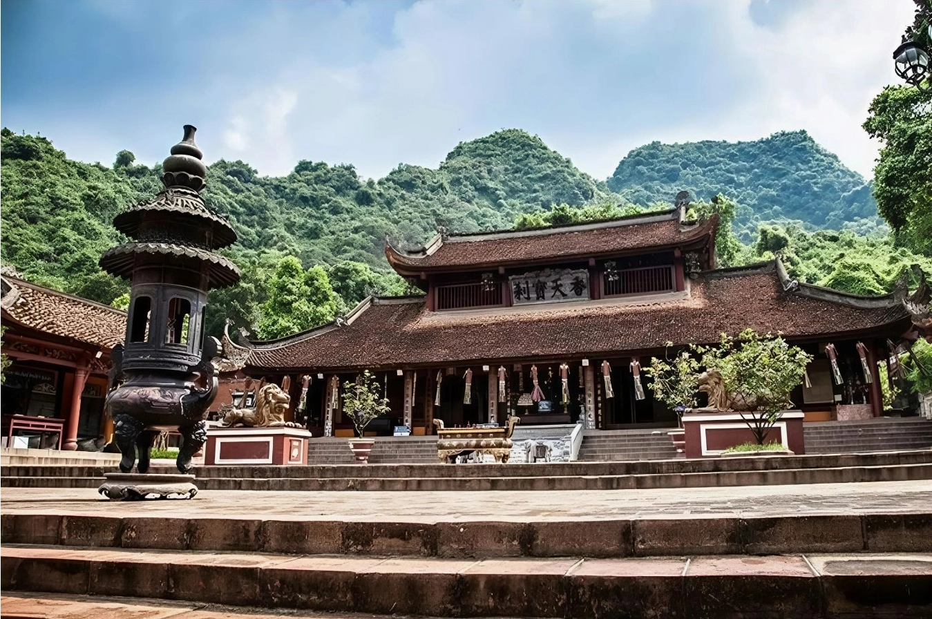 Cổng Tam Quan Chùa Thiên Trù trong quần thể Chùa Hương
