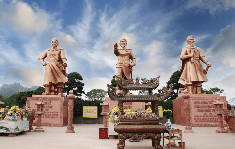 Cổng vào Khu Di Tích Bạch Đằng Giang