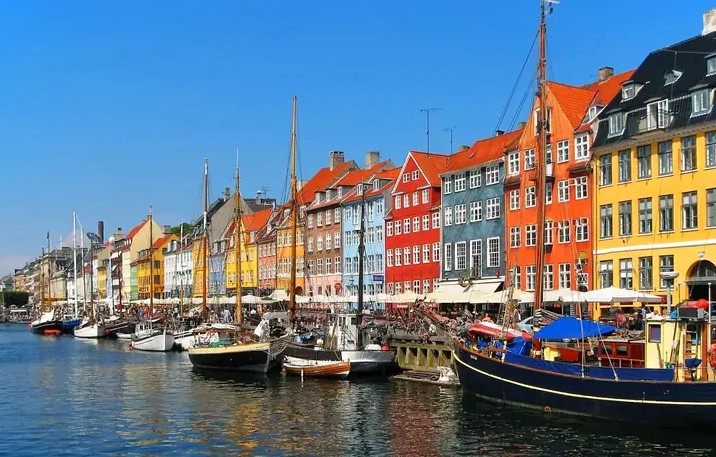 Copenhagen về đêm với các tòa nhà nhiều màu sắc