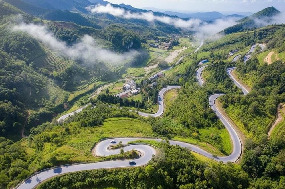 Cung đường đèo uốn lượn dẫn lên Thảo Nguyên Tà Xùa
