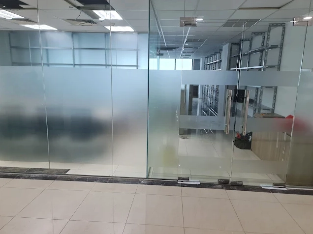 Decal mờ dán kính ứng dụng trong cửa hàng