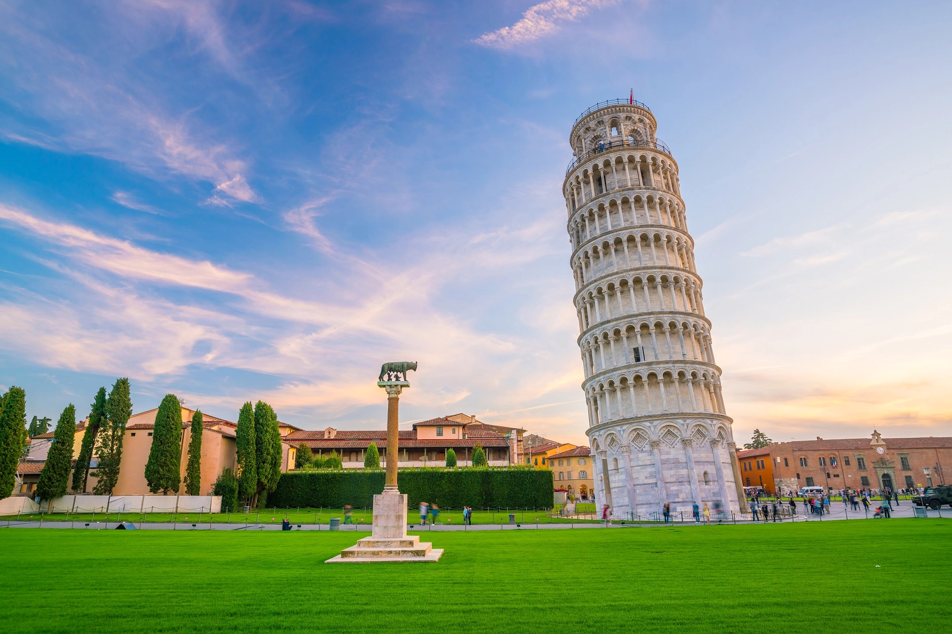 Du khách chụp ảnh check-in với Tháp Nghiêng Pisa
