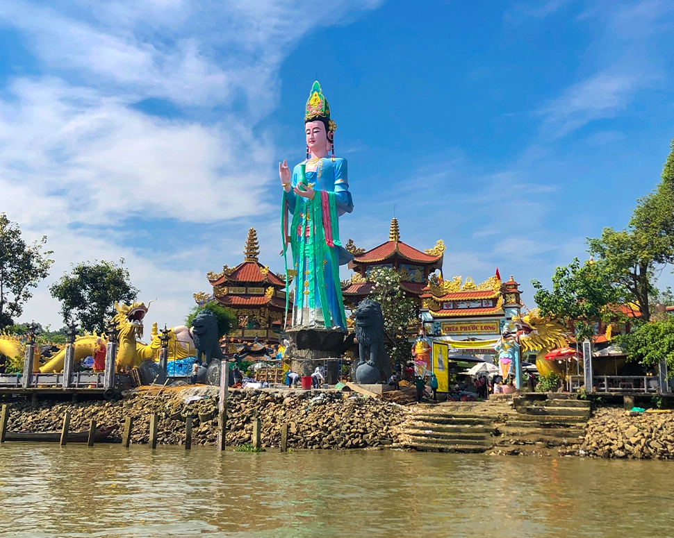 Du khách dâng hương tại Chùa Bà Châu Đốc 3