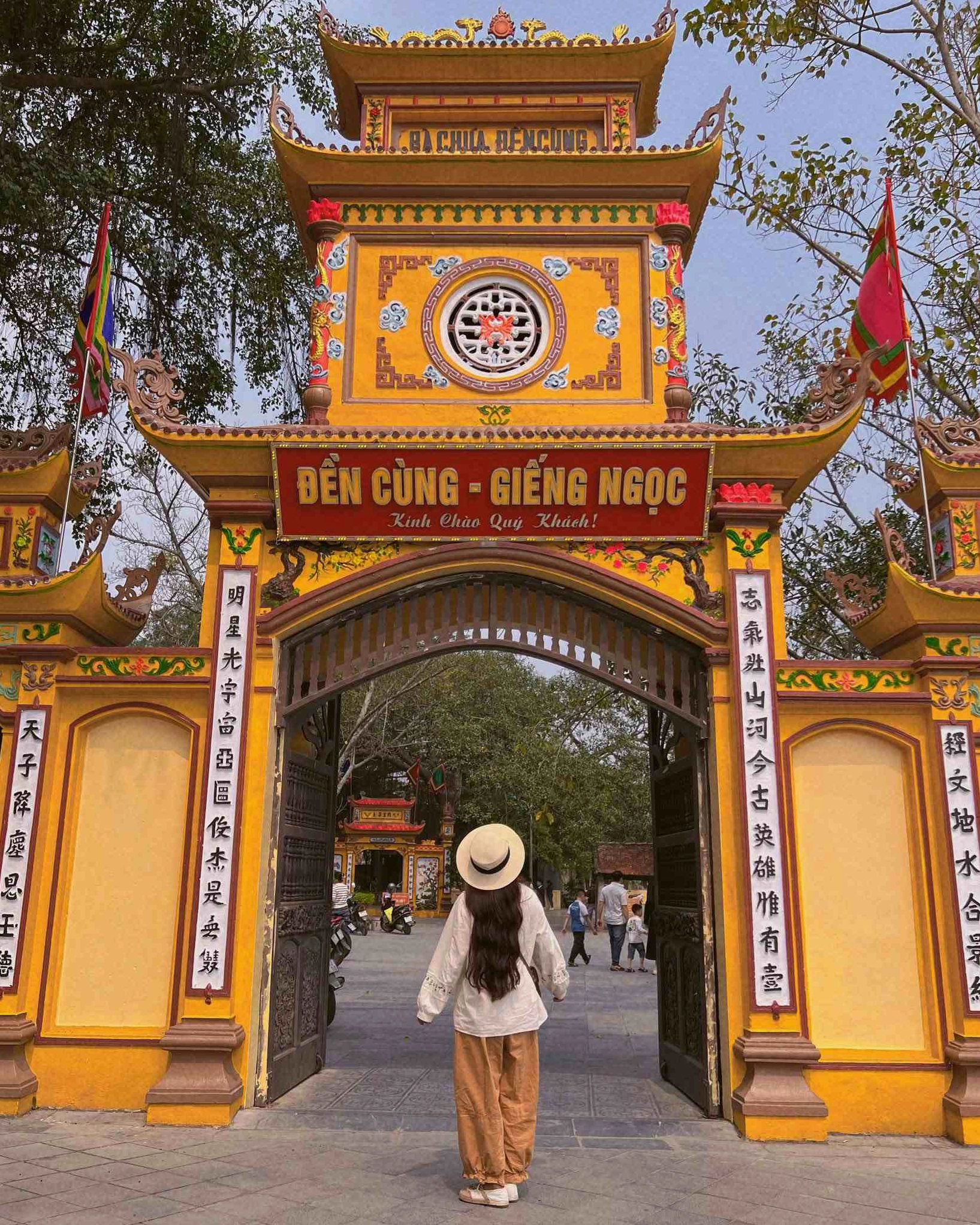 Du khách dâng hương tại Đền Cùng Giếng Ngọc