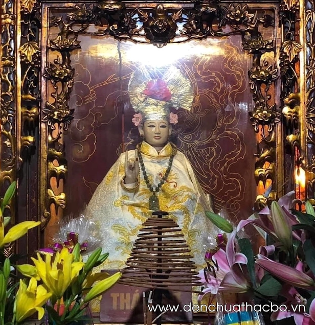 Du khách đi thuyền đến Chùa Thác Bờ