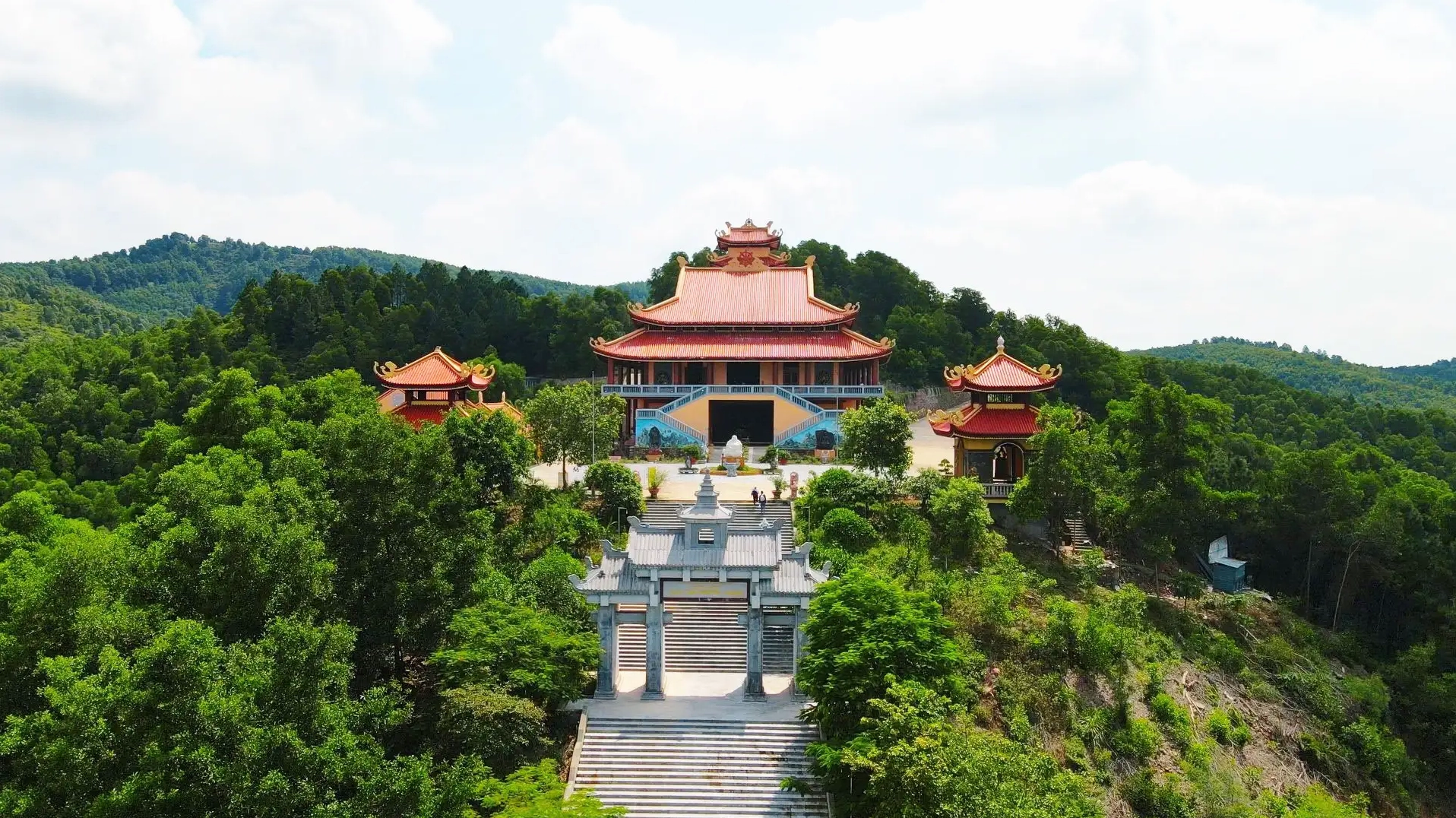 Du khách thành tâm cầu nguyện tại Thiền Viện Trúc Lâm Phượng Hoàng