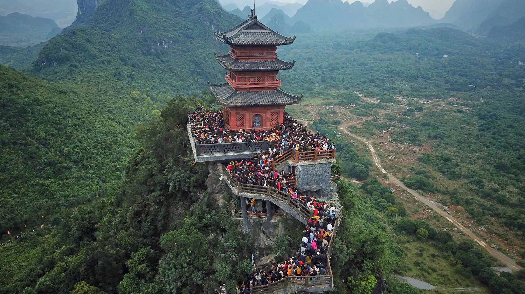 Du khách trải nghiệm đi thuyền trên hồ Tam Chúc