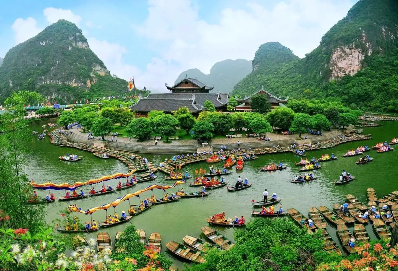 Du thuyền khám phá hang động tại Tràng An