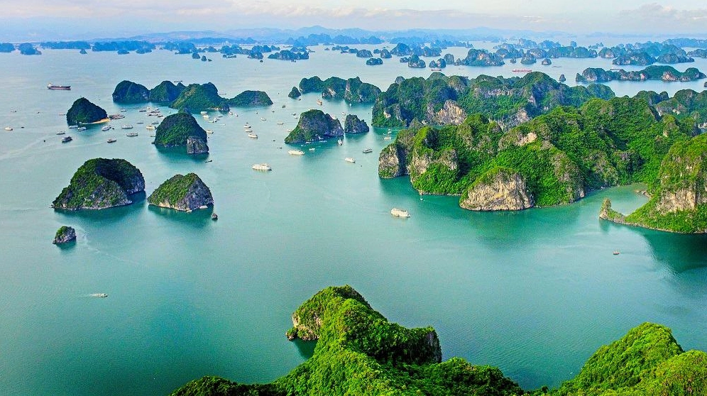 Du thuyền trên Vịnh Hạ Long