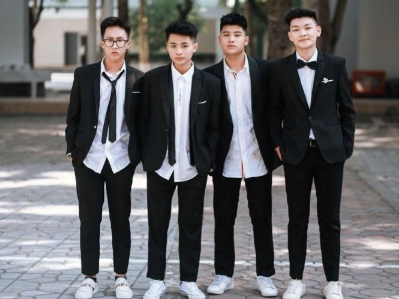 Giày thể thao trắng sạch sẽ cho outfit kỷ yếu nam