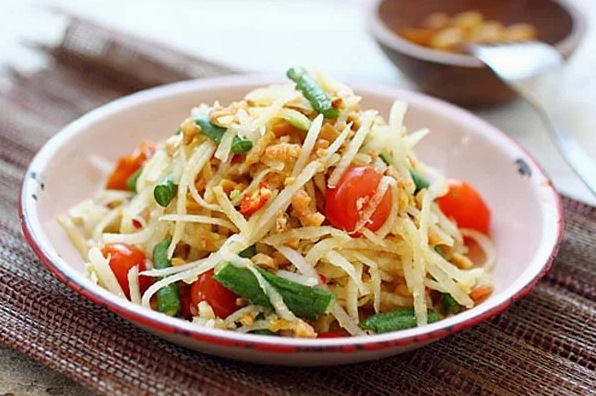 Gỏi đu đủ chua ngọt hấp dẫn