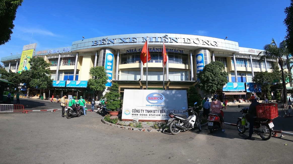 Hành khách làm thủ tục tại bến xe