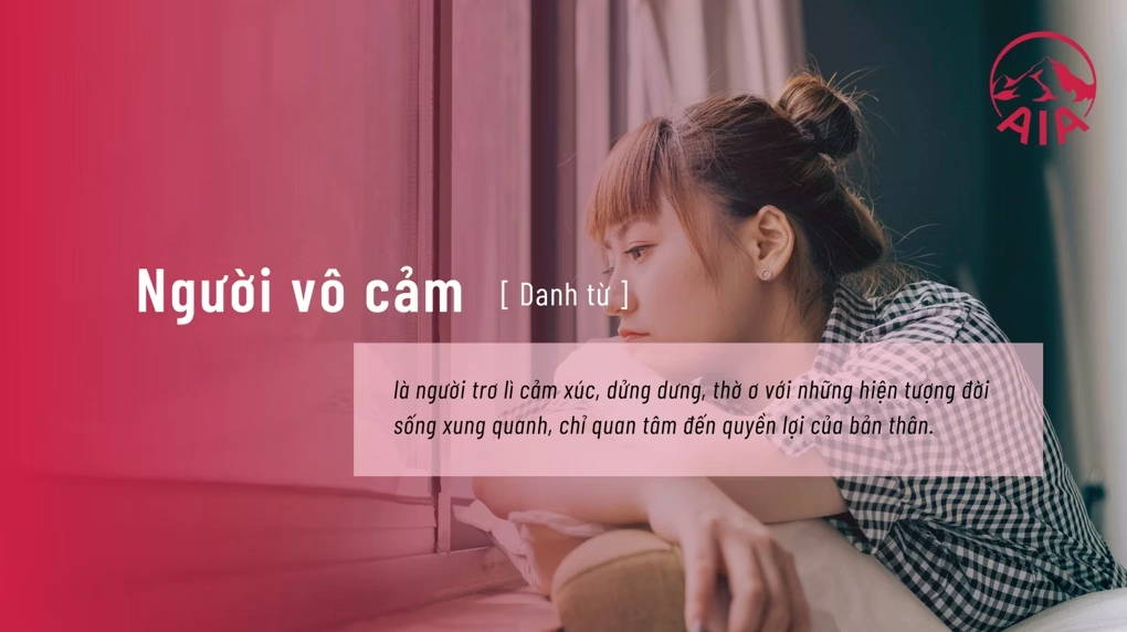 Hình ảnh hai người đứng xa nhau, không tương tác