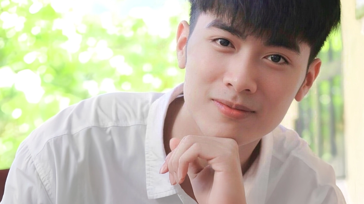 Hình ảnh một chàng trai đẹp Việt Nam trong trang phục lịch lãm