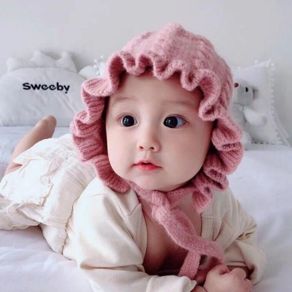 Hình nền bé gái dễ thương với đôi mắt to tròn