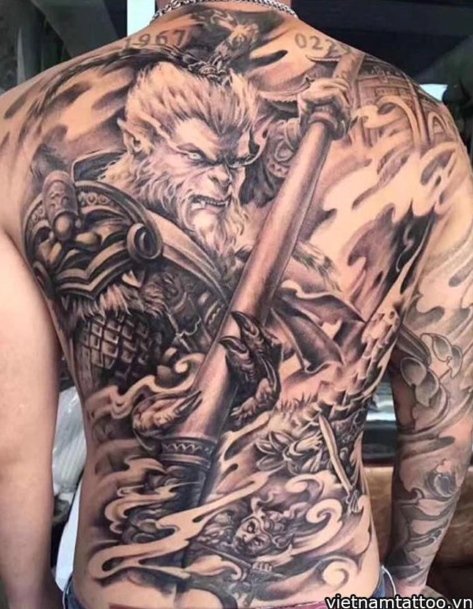 Hình xăm bít lưng phong cách blackwork với họa tiết độc đáo