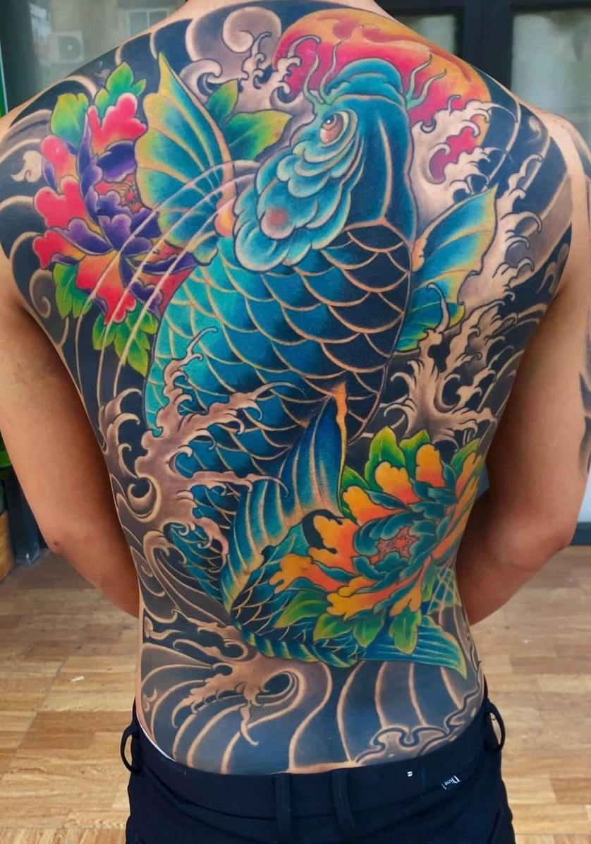 Hình xăm cá chép kín lưng với màu sắc tươi sáng và chi tiết