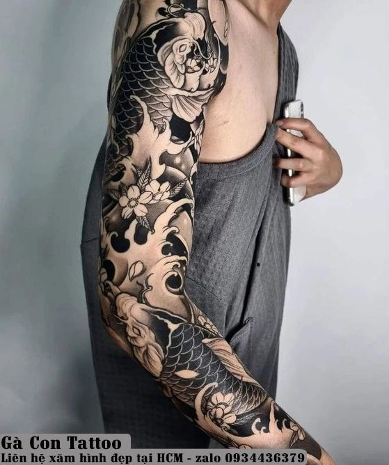 Hình xăm cá chép trắng đen cực chất full tay