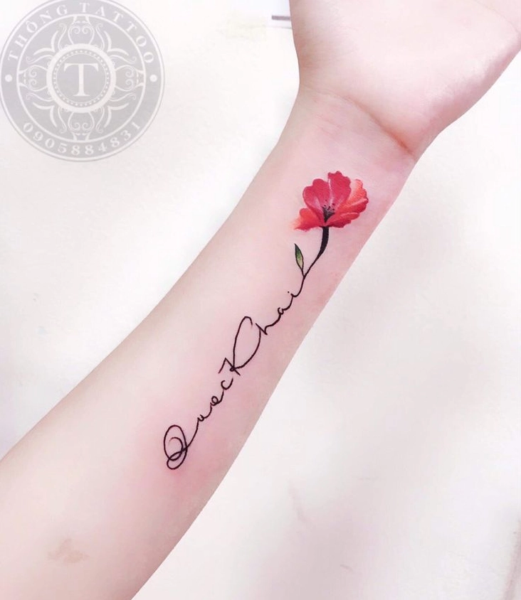 Hình xăm chữ in hoa đơn giản trên cổ tay