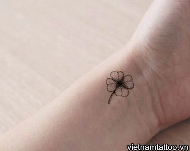 Hình xăm cỏ 4 lá mini nhỏ nhắn sau tai