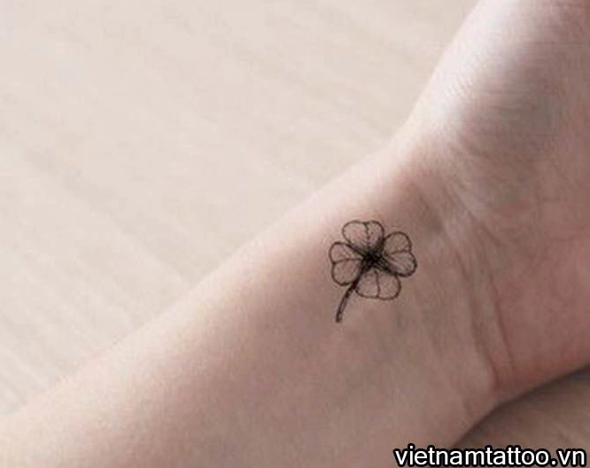 Hình xăm cỏ 4 lá mini tinh tế