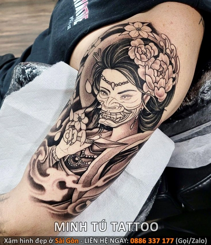 Hình xăm cô gái anime ở bắp tay