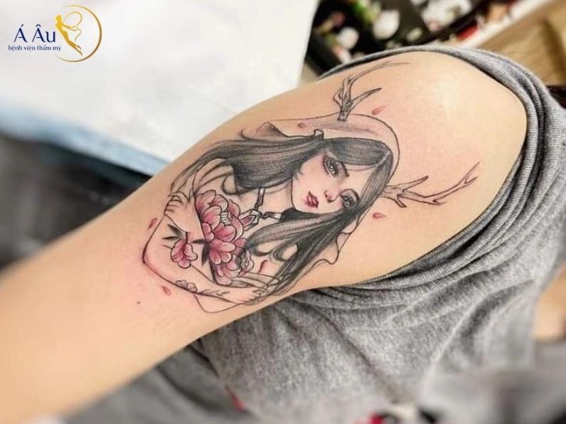 Hình xăm cô gái buồn ở bắp tay