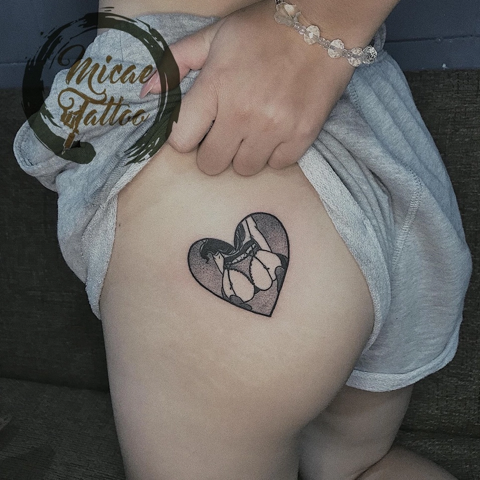 Hình xăm cô gái sexy phong cách Blackwork