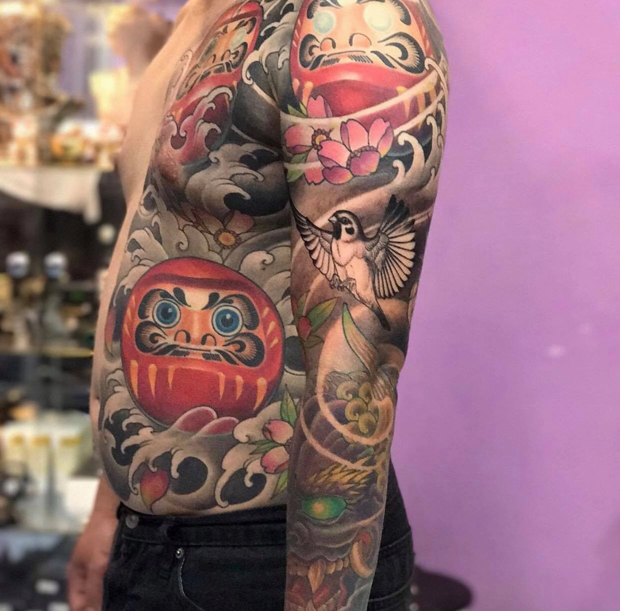 Hình xăm Daruma kết hợp hoa văn Nhật Bản