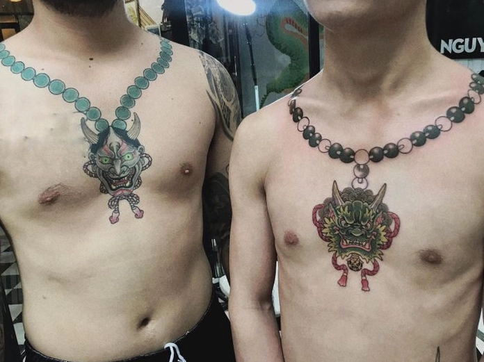 Hình xăm dây chuyền ở cổ với thiết kế bản lớn
