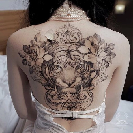 Hình xăm full lưng nữ với họa tiết hoa lá tinh tế