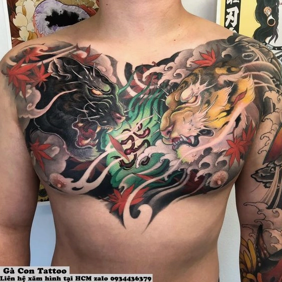 Hình xăm full ngực phong cách Blackwork ấn tượng