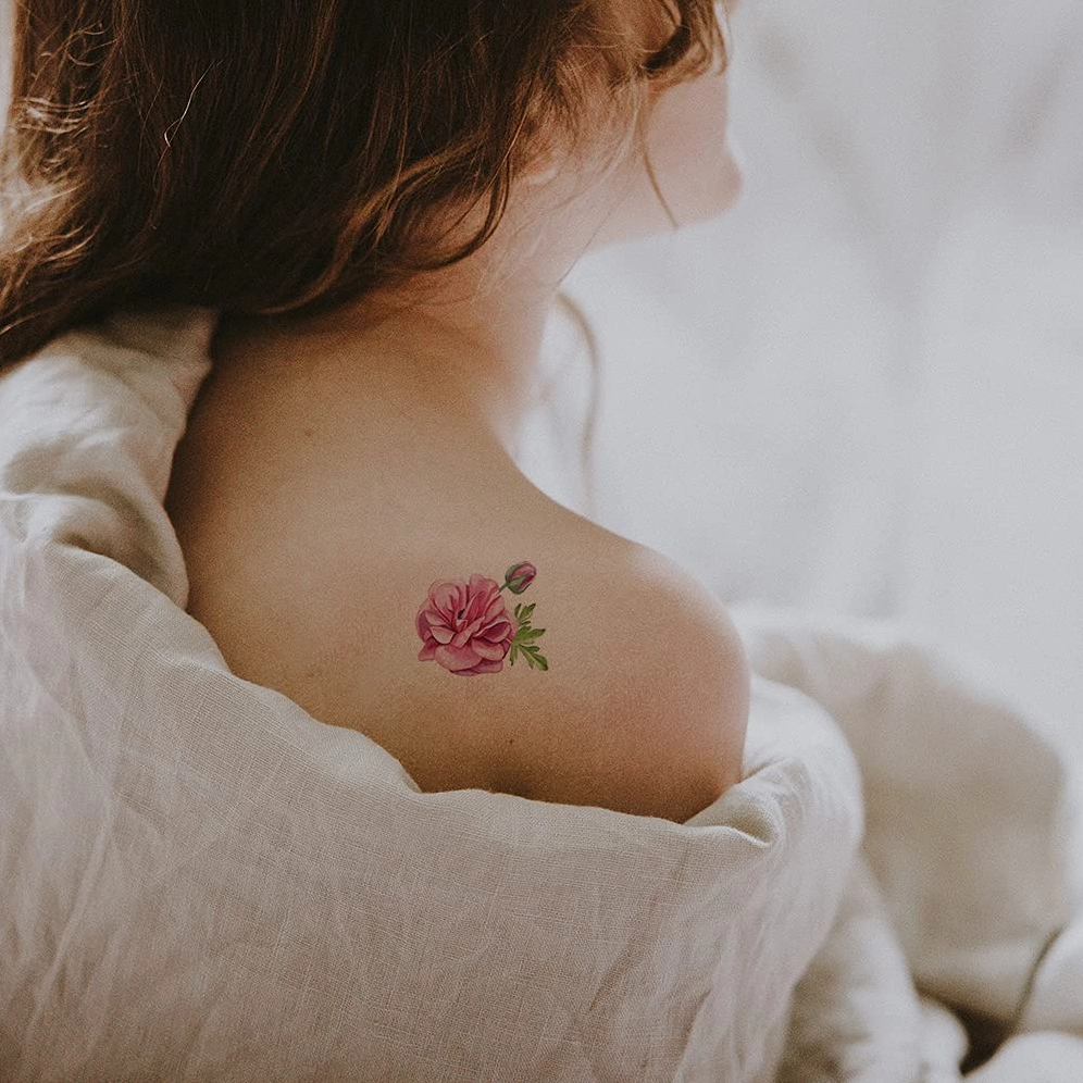 Hình xăm hoa mẫu đơn mini ở vai