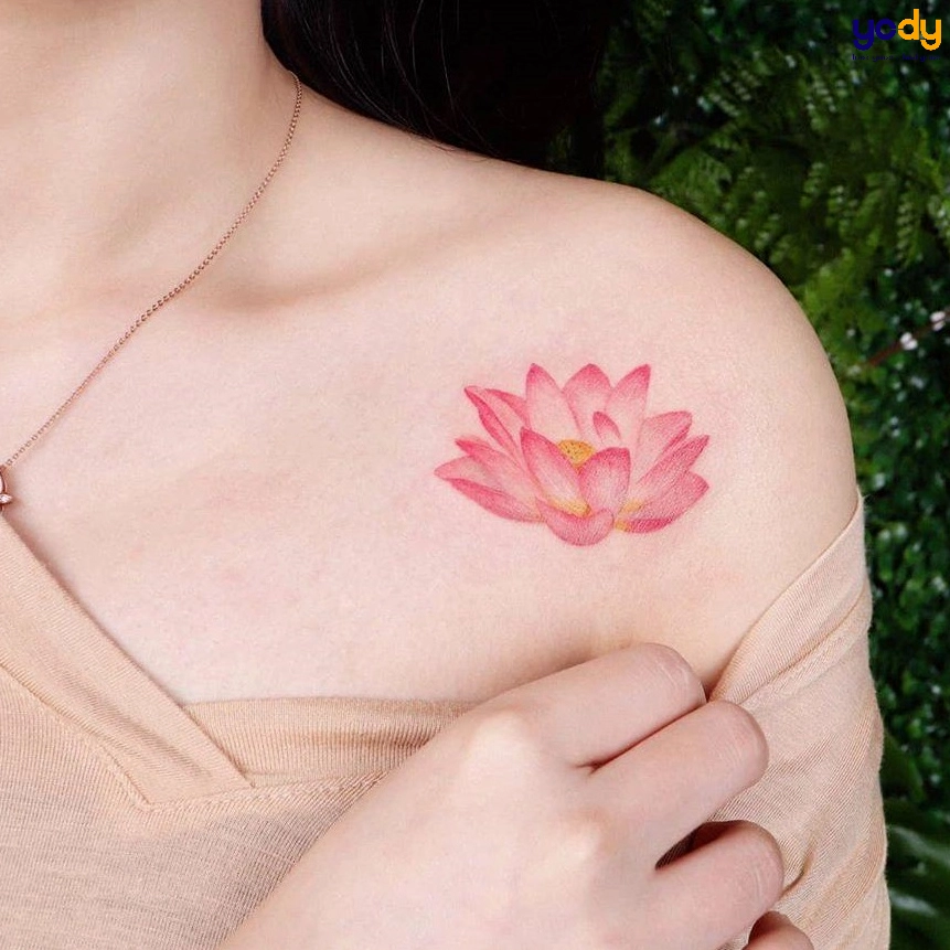 Hình xăm hoa sen màu vàng cho người mệnh Thổ