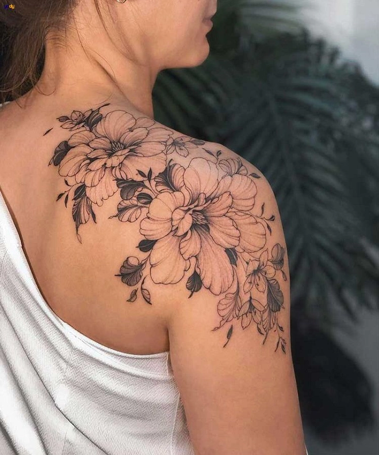 Hình xăm hoa văn tinh tế trên vai nữ