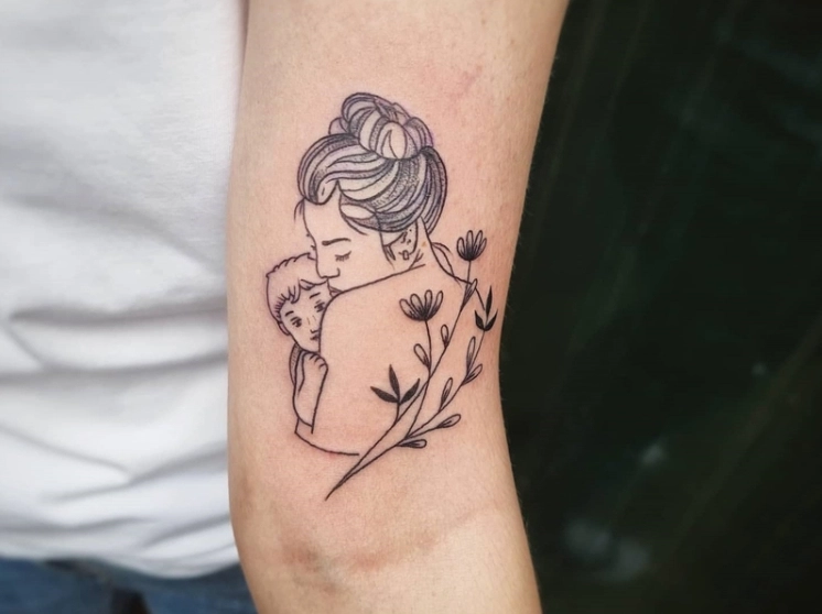 Hình xăm mẹ và con đang ôm bé