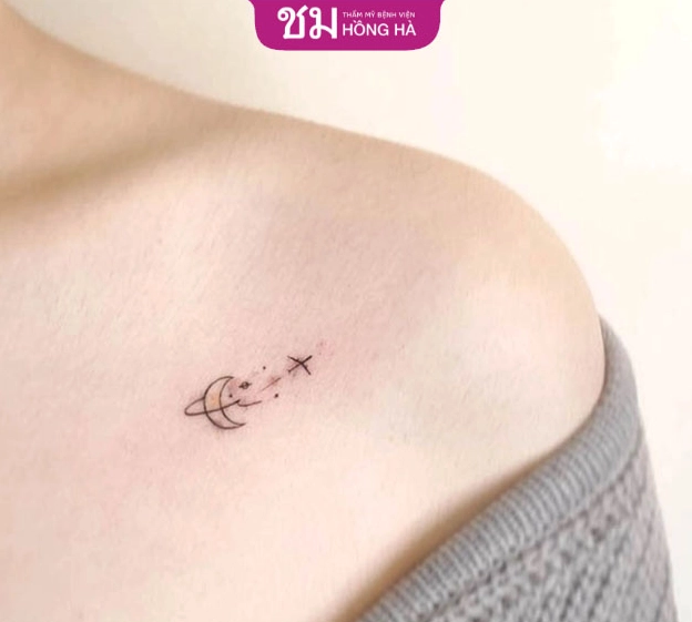 Hình xăm mini xương quai xanh với họa tiết hoa tinh tế