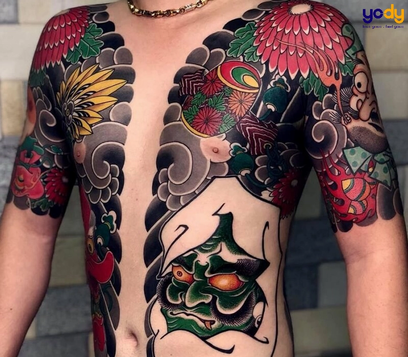 Hình xăm ngực nam với thiết kế mạnh mẽ