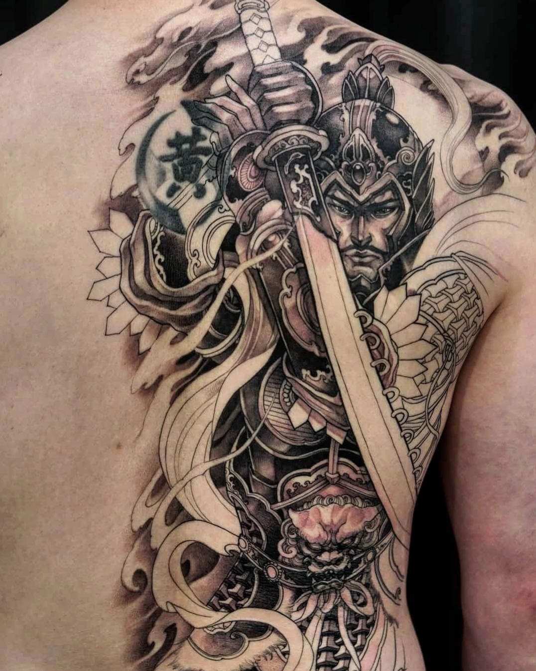 hinh-xam-nua-lung-samurai-bieu-tuong-suc-manh-ve-ep-oc-ao_702