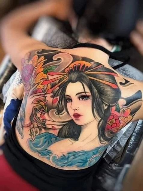 Hình xăm nửa lưng trên với hoa văn phức tạp