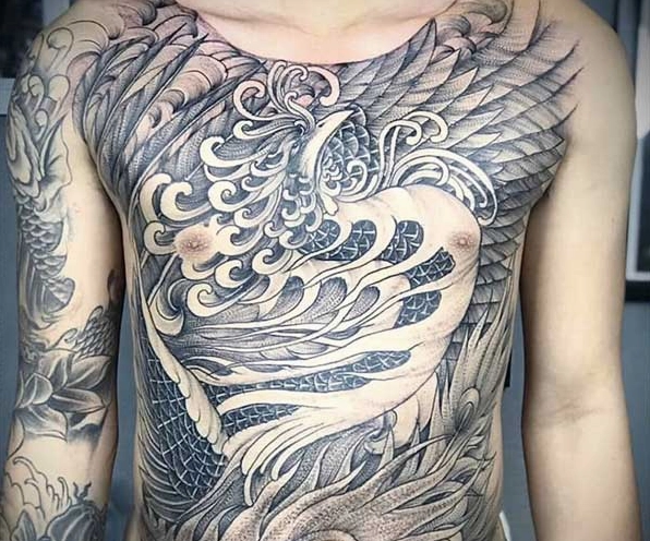 Hình xăm phượng hoàng lửa rực rỡ ở nửa bụng