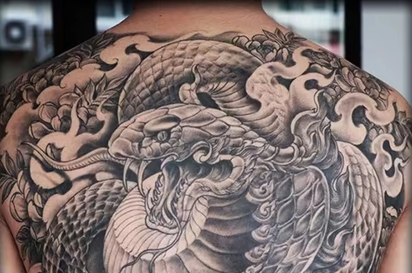 Hình xăm rắn và hoa đẹp mắt